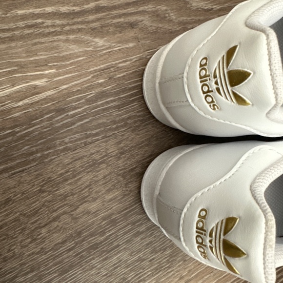 Adidas superstars size 7 women’s - Picture 3 of 4